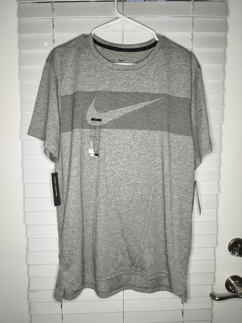 Nike Dri-FIT Men's Short Sleeve T-Shirt Gray Heather Big Swoosh Chest Logo L NEW